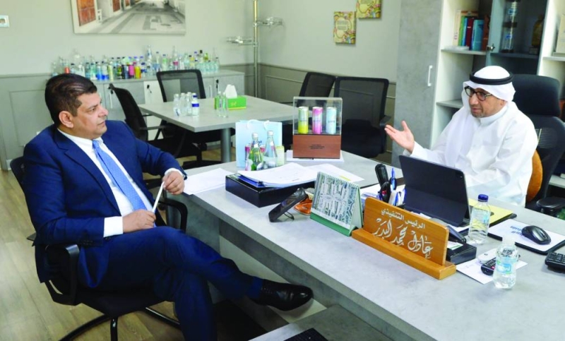 


البدر متحدثاً للزميل رضا السناري 	(تصوير نايف العقلة) 