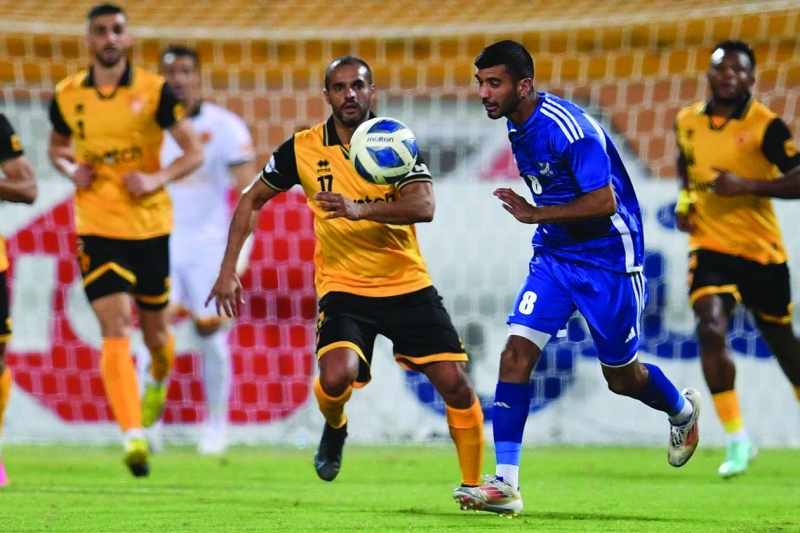 


«زميلا الأمس» بدر المطوع وطلال الأنصاري في صراع على الكرة 