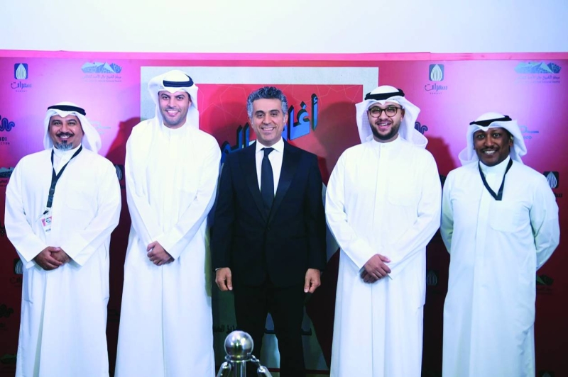 


أحمد العود متوسطاً سعود الرندي وعبدالعزيز المسباح وفهد السالم وبدر بوغيث 