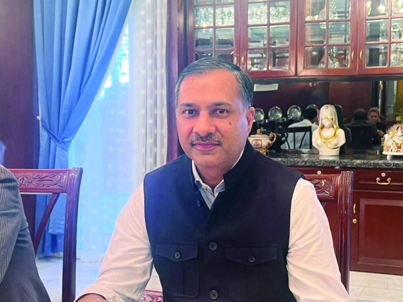 السفير الهندي متحدثاً في المؤتمر الصحافي