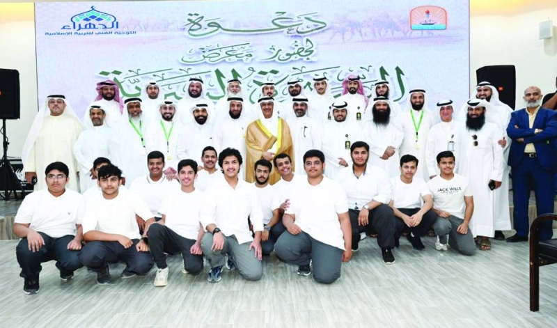 صورة جماعية لمحافظ الجهراء مع أعضاء فرع الجمعية والطلبة