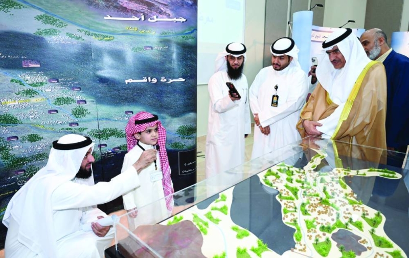 طفل يلقي قصيدة بحضور المحافظ