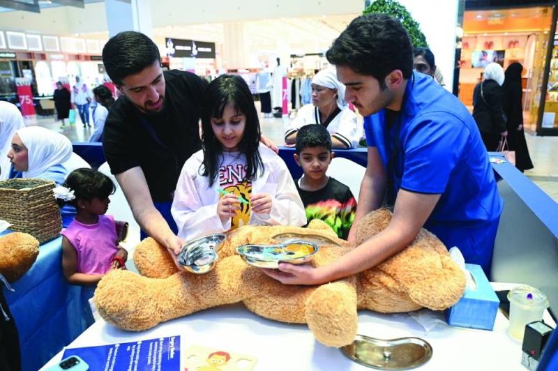 طفلة تتقمص دور طبيبة تفحص مريضها «الدبدوب»