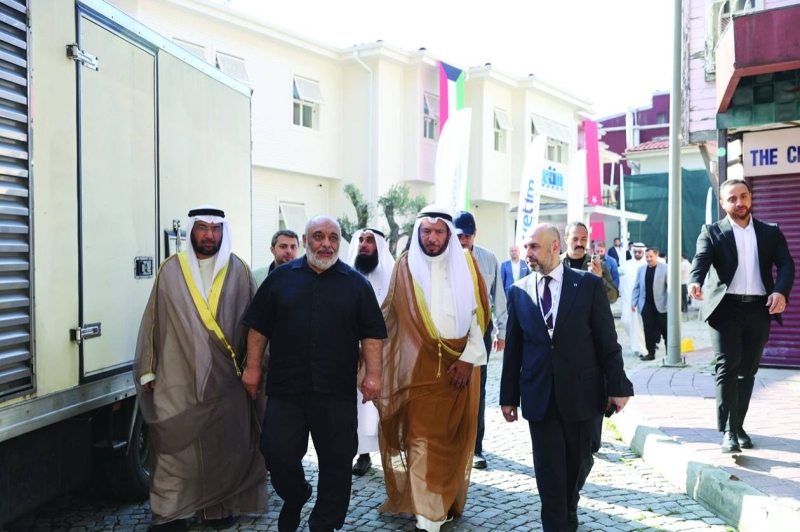 جانب من الجولة في المركز بعد افتتاحه