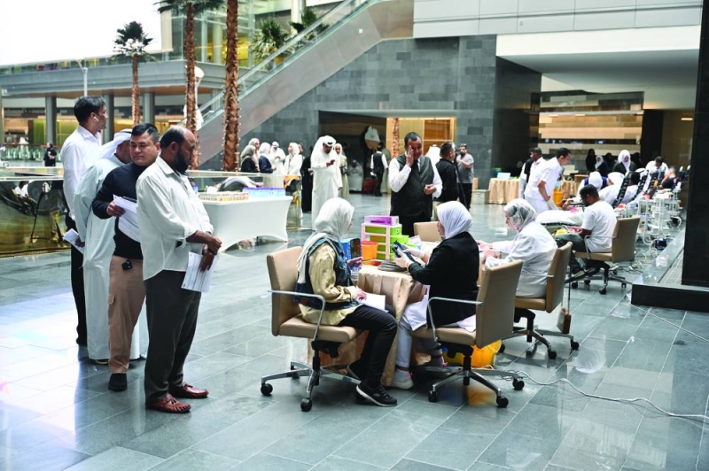 إقبال كبير من الموظفين على التبرع بالدم