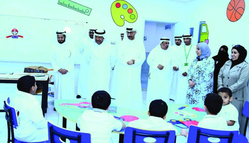 المحافظ في أحد فصول مدرسة عبدالرحمن البداح