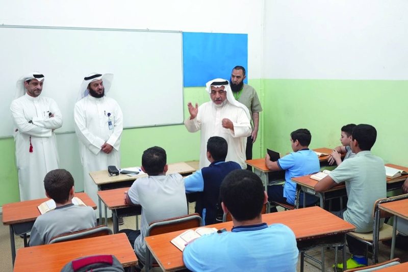 الزامل يتحدث للطلاب وبجواره الوندة وملك 