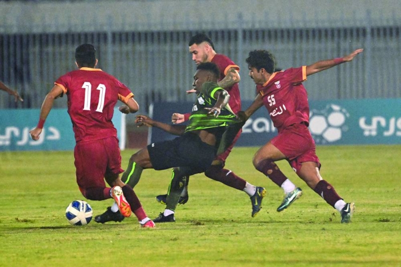 


محترف اليرموك كيالي كوني محاصراً بين لاعبي النصر 