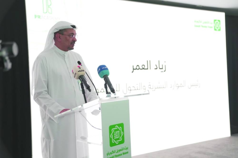 زياد العمر متحدثاً 