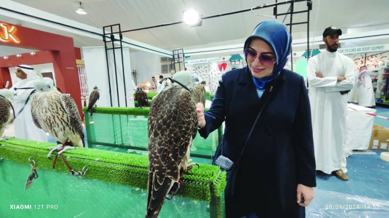 السفيرة التركية تزور معرض الصيد والصقور