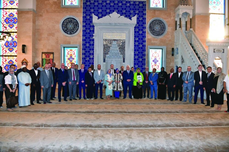  السفيرة التركية مع رؤساء البعثات الدبلوماسية وعدد من المعماريين داخل المسجد