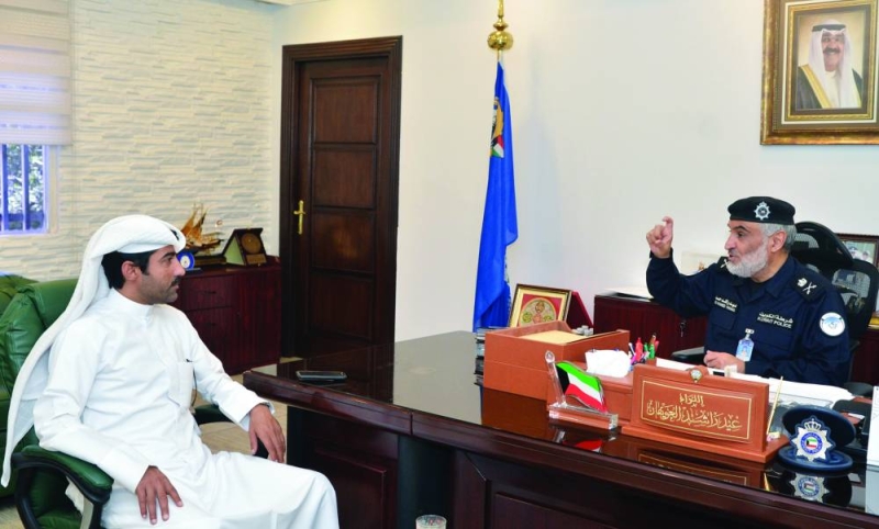 العويهان يتحدث للزميل نايف كريم 