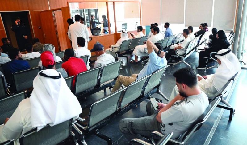 إقبال كبير على البصمة البيومترية أمس	 (تصوير نايف العقلة) 