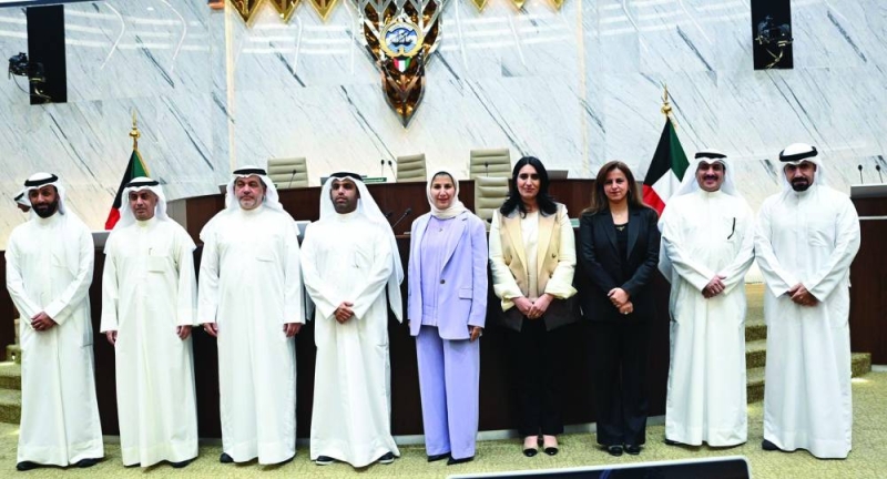 المحري متوسطاً عدداً من الأعضاء قبل الجلسة (تصوير نايف العقلة)