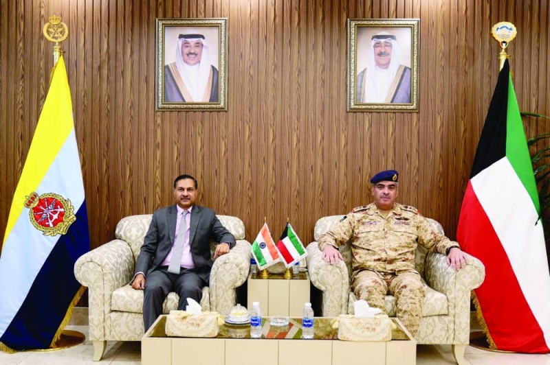 


رئيس الأركان‬ مستقبلاً السفير الهندي 