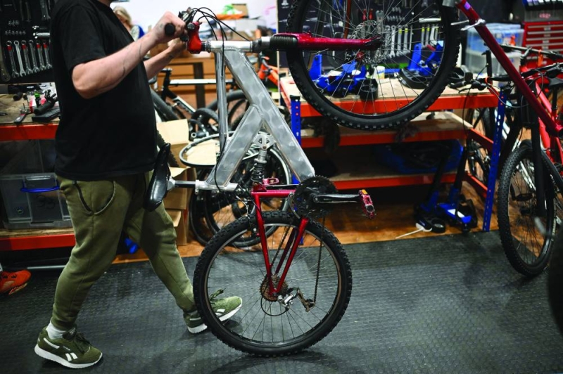 سجين سابق يعمل على تجديد دراجة