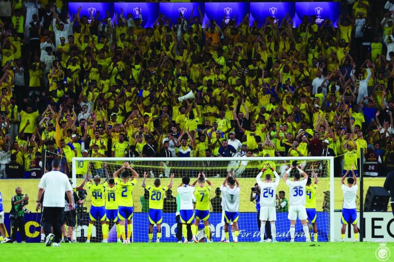 لاعبو النصر يحتفلون مع الجمهور
