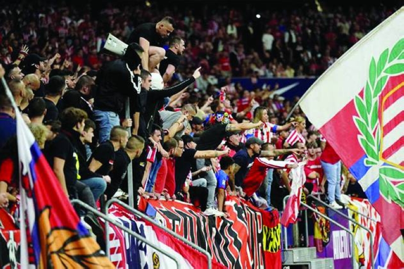 


جماهير أتلتيكو مدريد ثائرة خلال مواجهة الريال 