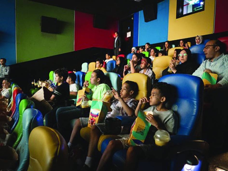 


أطفال وذووهم يستمتعون بالفيلم 