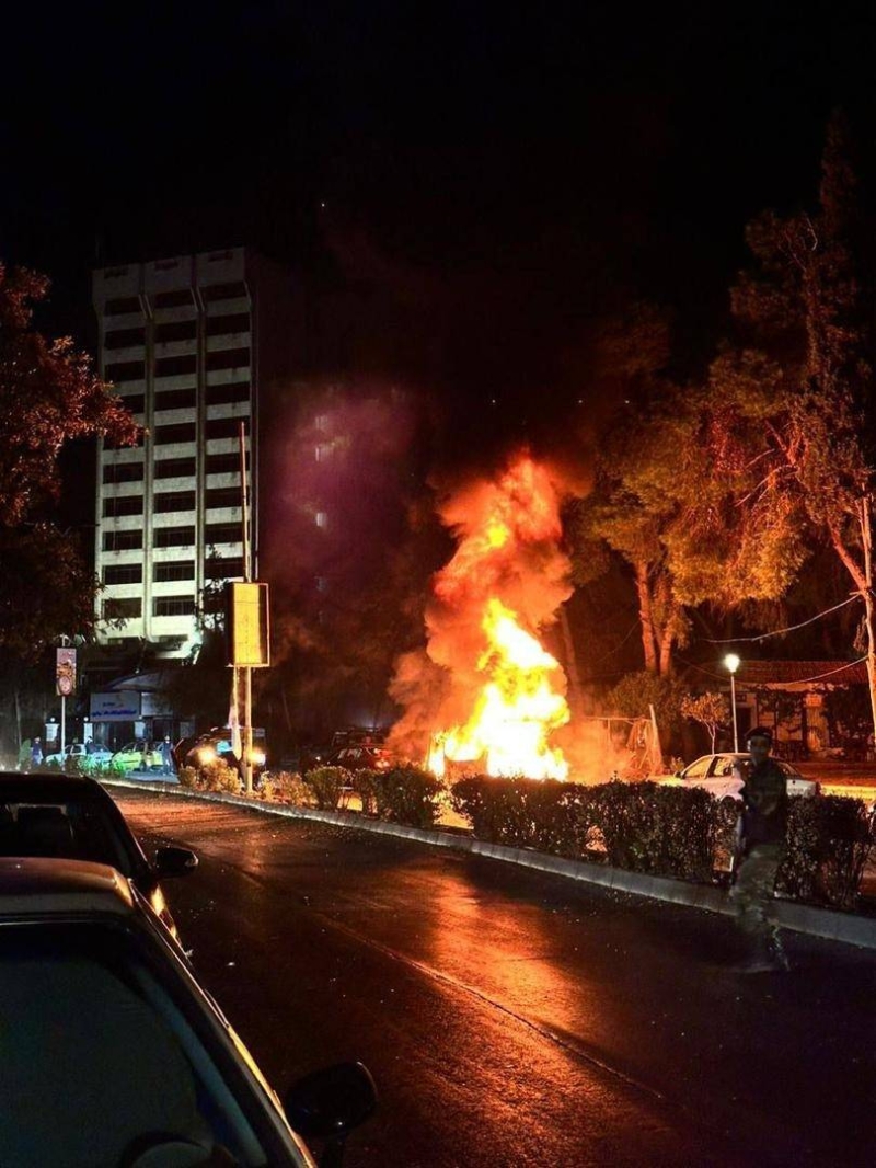 نيران غارة إسرائيلية على دمشق 