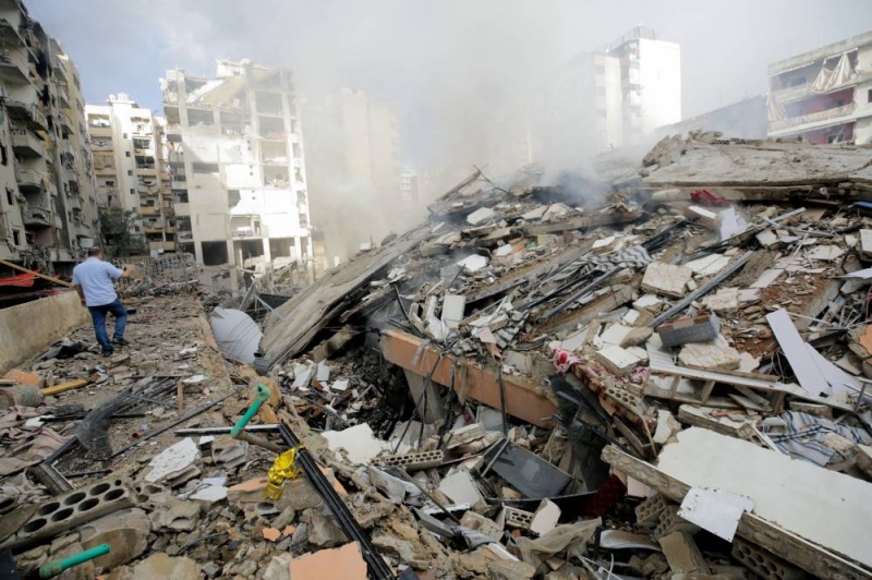 دمار كبير بعد الغارات الإسرائيلية على الضاحية الجنوبية (رويترز)