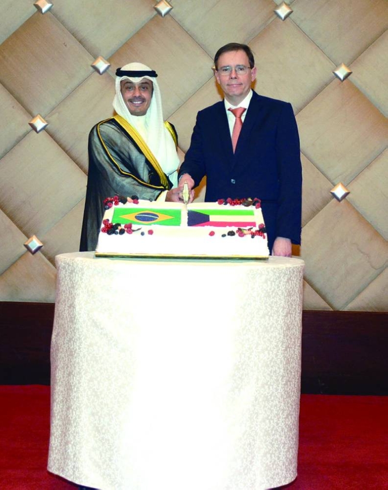 


السفير رودريغو جابش ونواف الأحمد يقطعان قالب الحلوى 