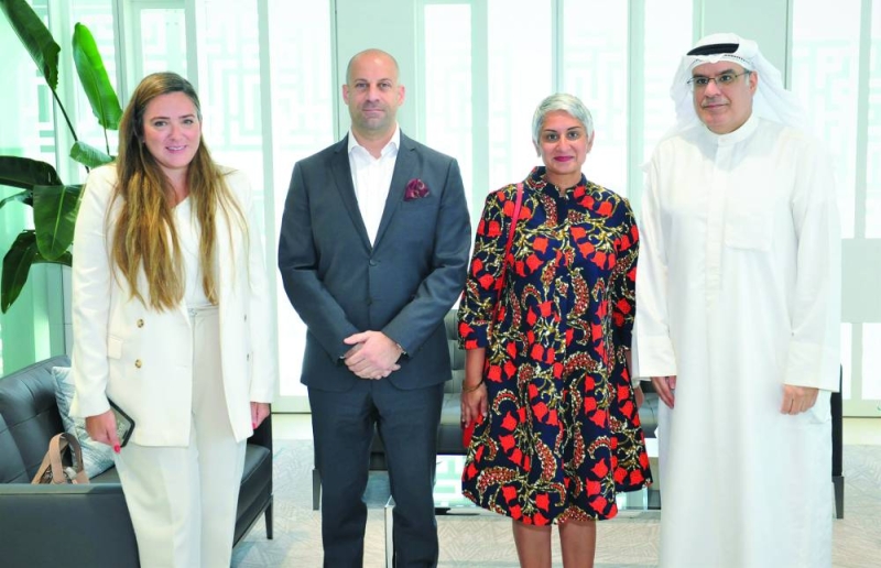 مدير الجامعة لدى اسقباله سفيرة كندا