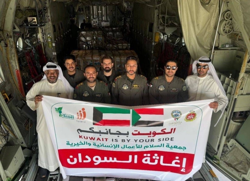 مسؤولو الإغاثة الكويتيون وطاقم الطائرة قبيل إقلاعها