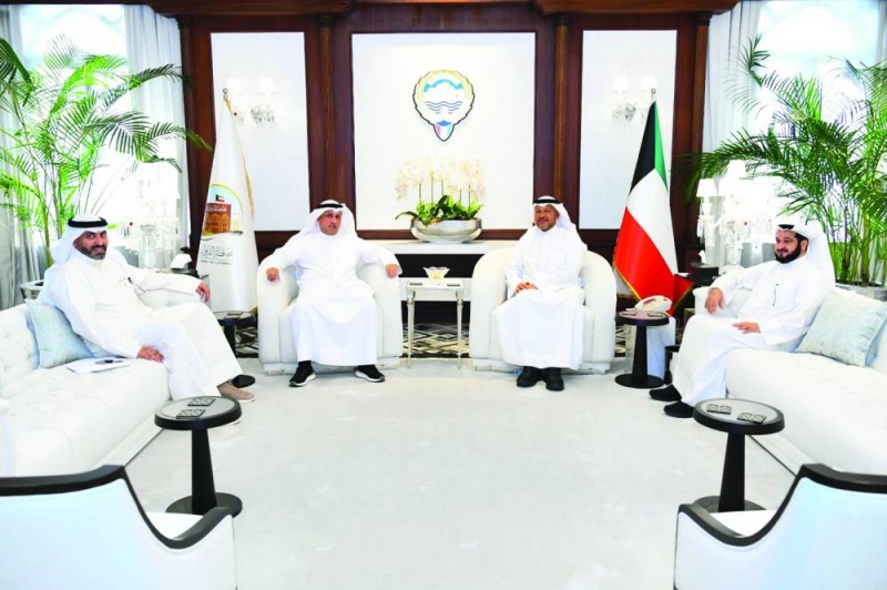 محافظ الفروانية خلال استقباله مدير «الزراعة» ومدير مكتبه