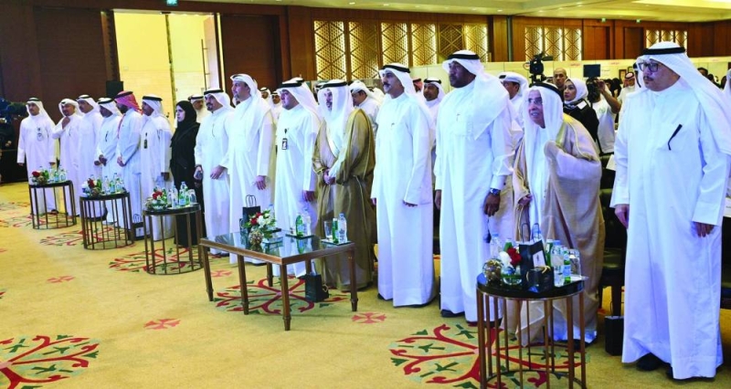 العجمي يتوسط الحضور في بداية الحفل 
(تصوير نايف العقلة)