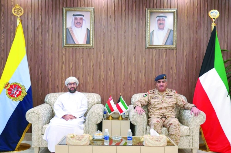رئيس الأركان مستقبلاً السفير العماني