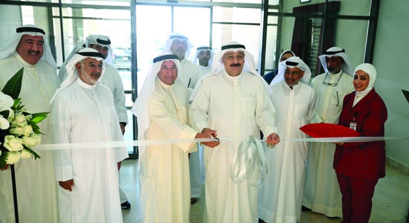 


العوضي يقص شريط افتتاح المركز بحضور الصالح وقياديي «الصحة» 	(تصوير نايف العقلة) 