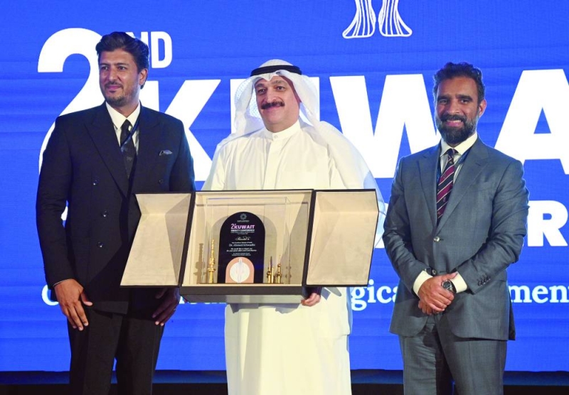 درع تذكارية لوزير الصحة