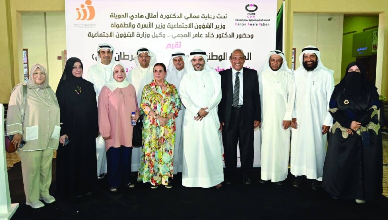 


العجمي والصالح والشاهين يتوسّطون مشاركين في الفعالية 	(تصوير أسعد عبدالله) 