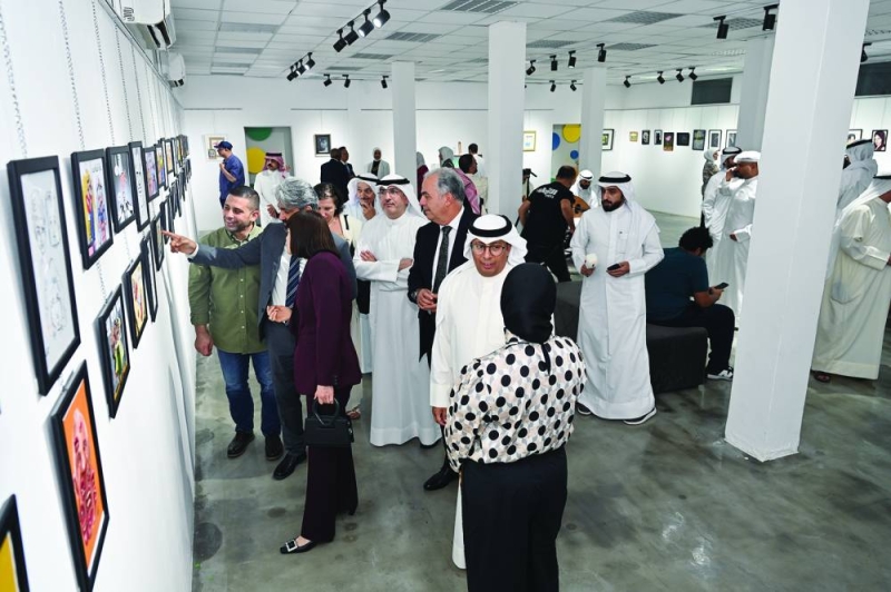 


حضور كبير في المعرض	 (تصوير أسعد عبدالله) 