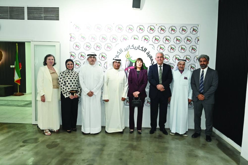 


ثلاب والعطار إلى جانب عدد من ضيوف المعرض 