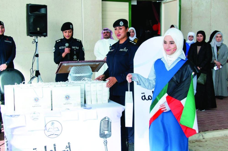 توزيع المنشورات التوعوية على الطالبات