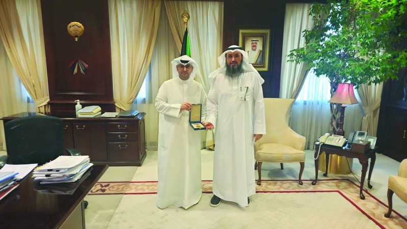 العتل يمنح المشاري وسام الجمعية