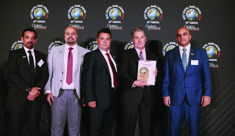 


الدويسان وجواد والقطان وآل بن علي خلال تسلم الجوائز 