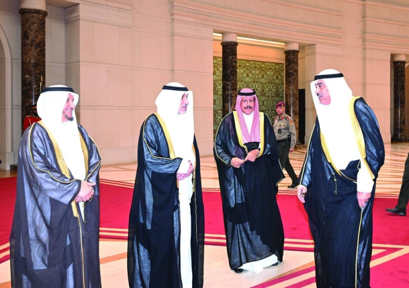 
ولي العهد مودعاً النواف واليوسف والمعوشرجي 