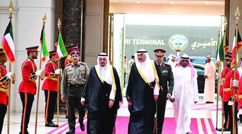 ممثل الأمير وفي وداعه رئيس الوزراء بمطار الكويت 