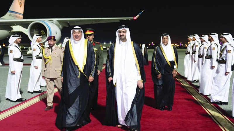 


ممثل الأمير وفي استقباله نائب أمير قطر 