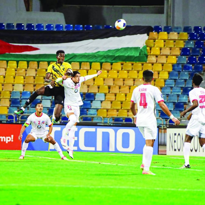 


كرة مشتركة بين مهاجم الحسين إربد ومدافعي «الأبيض» 