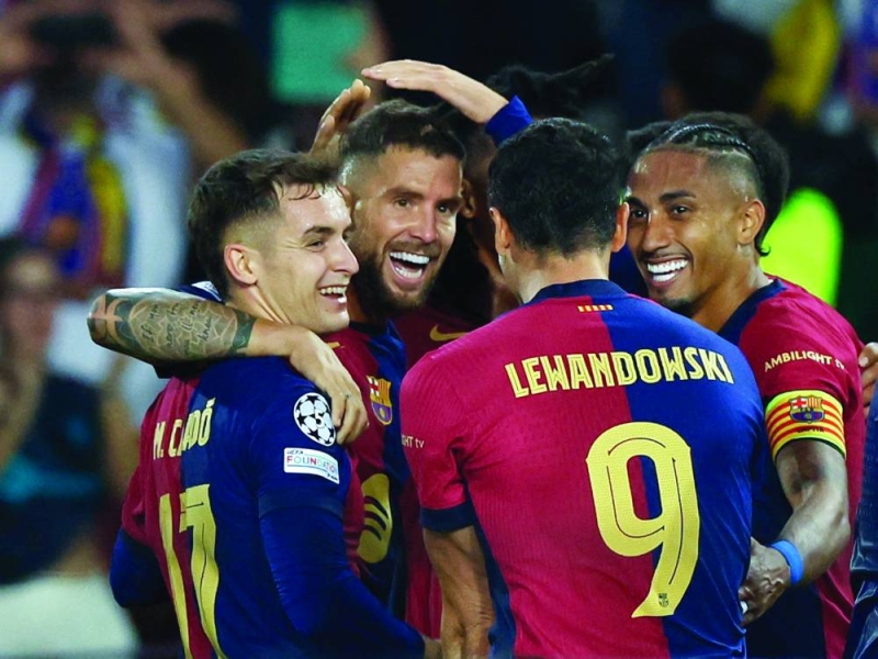 


لاعبو برشلونة يحتفلون بهدف زميلهم  إينييغو مارتينيز في مرمى يونغ بويز	(أ ف ب) 
