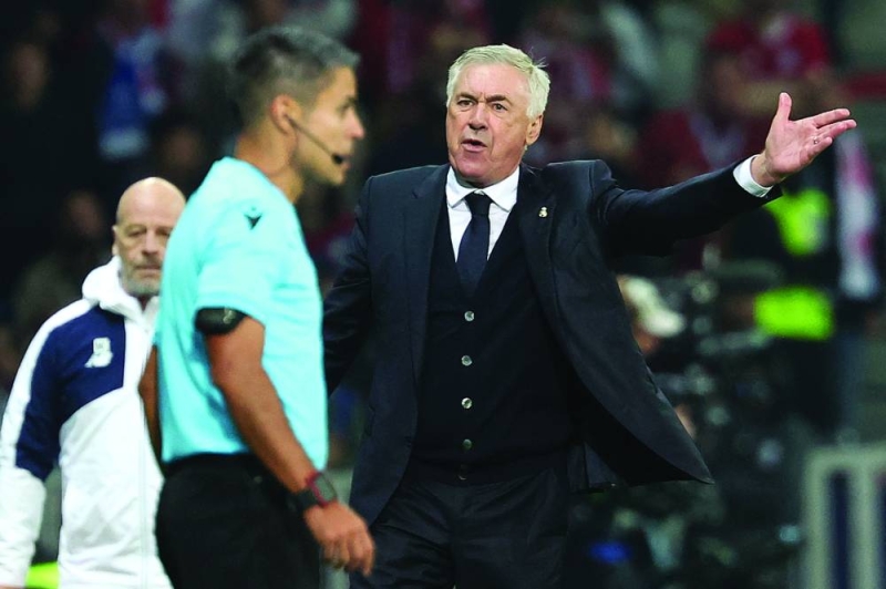 


أنشيلوتي يناقش أحد حكام مباراة ريال مدريد وليل	 (أ ف ب) 