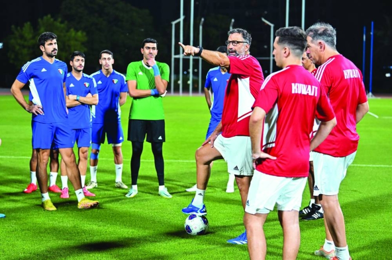 


المدرب بيتزي يوجه اللاعبين في تدريبات  «الأزرق» بمعسكر دبي 