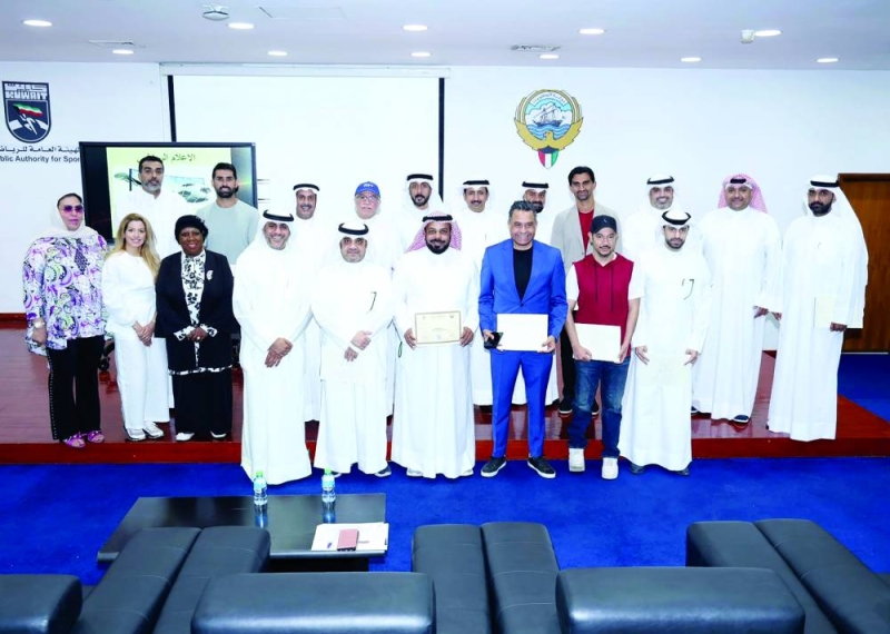 


المشرفون على الدورة والمشاركون في لقطة جماعية 