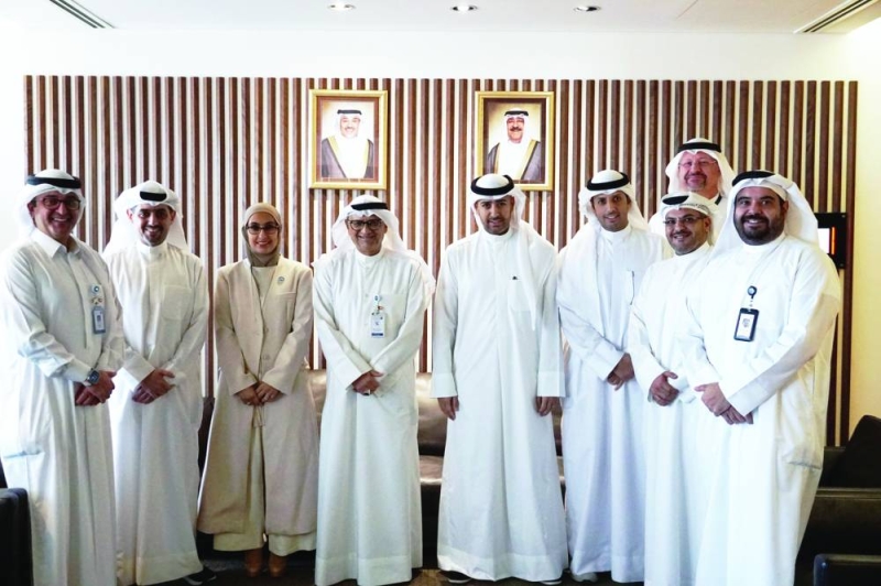 


الملحم والعبدالجليل يتوسطان ممثلي الهيئة والجمعية في حفل توقيع المذكرة 