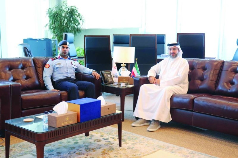 


اللواء الجابر وحمود المبارك خلال اللقاء 