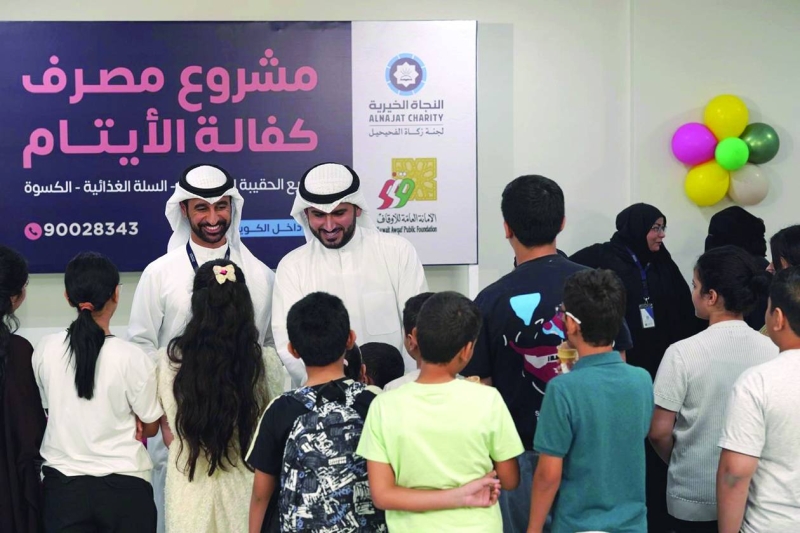 


فهد الدبوس يوزع مساعدات أمانة الأوقاف للأيتام 